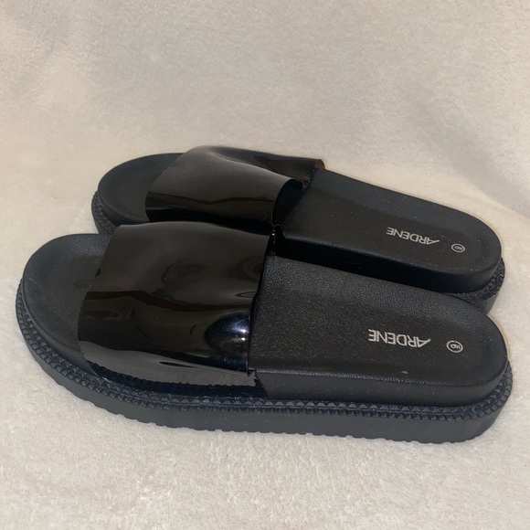 ARDENE Shiny Black Platform Slides Sandals - Picture 4 of 5